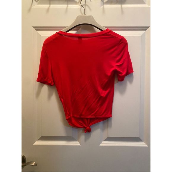 NWOT Windsor Women’s Red Distressed Knotted Crop Top Graphic Tee Size Small - Picture 2 of 3